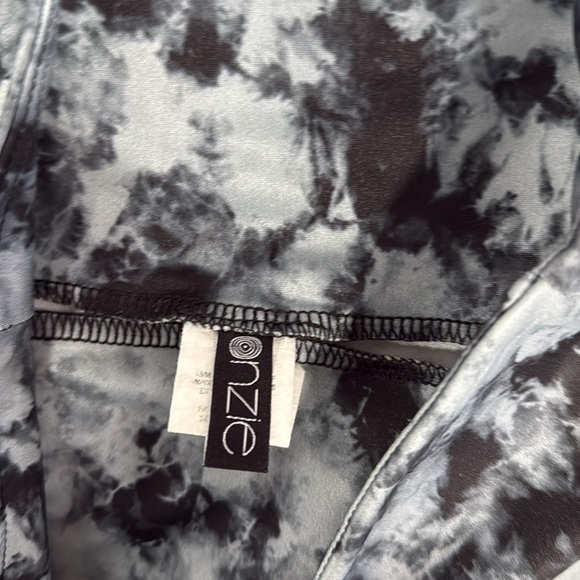 Onzie Grey Black 24” Leggings XS Athleisure Yoga Luxury Quick Dry High Waist - Picture 2 of 6